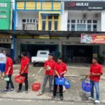 Kegiatan berbagi ratusan paket makanan oleh Kitamurae Nabire di Jalan Yos Sudarso, Oyehe, Nabire, Papua Tengah.