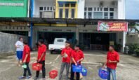 Kegiatan berbagi ratusan paket makanan oleh Kitamurae Nabire di Jalan Yos Sudarso, Oyehe, Nabire, Papua Tengah.