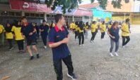 Peserta senam sehat CV Cahaya Surya dan PT Surya Madistrindo T03 Nabire sedang melakukan gerakan senam di halaman kantor.