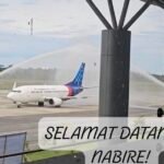 Pesawat Sriwijaya Air Boeing 737-500 mendarat di Bandara Douw Aturure Nabire, Papua Tengah