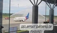 Pesawat Sriwijaya Air Boeing 737-500 mendarat di Bandara Douw Aturure Nabire, Papua Tengah