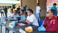 Konferensi pers Polres Nabire dipimpin AKBP Samuel Dominggus Tatiratu terkait pengungkapan 3 kasus menonjol, termasuk pembakaran sekolah, curanmor, dan penyebab kematian NP.