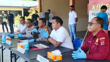 Konferensi pers Polres Nabire dipimpin AKBP Samuel Dominggus Tatiratu terkait pengungkapan 3 kasus menonjol, termasuk pembakaran sekolah, curanmor, dan penyebab kematian NP.