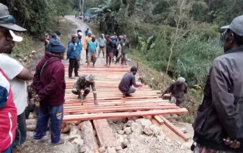 Semangat Gotong Royong Masyarakat Distrik Bpiri Perbaiki Jembatan Penghubung