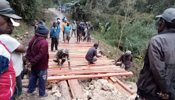 Semangat Gotong Royong Masyarakat Distrik Bpiri Perbaiki Jembatan Penghubung